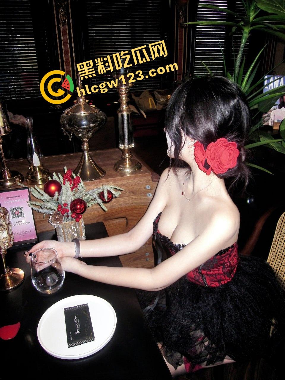 紧致干净的白虎逼，配上又肥又翘的大屁股，像是老天专门拿来装鸡巴用的，你说你忍得住？-2