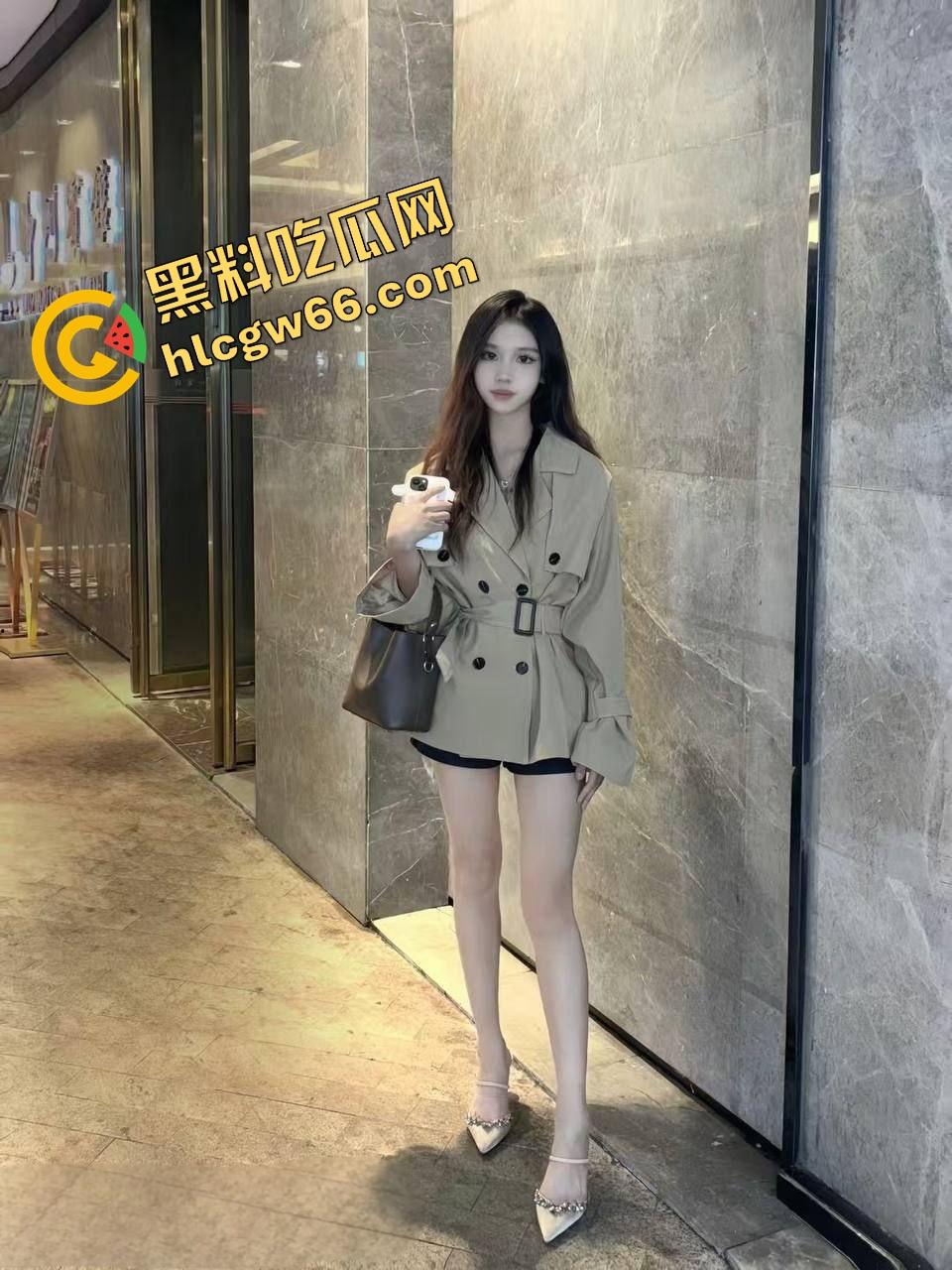 湖南信息科技学院高颜值妹子【刘洁】跟富二代男友外出玩，各种跪地吃鸡啪啪，鸡巴吃得都香喷喷！-8