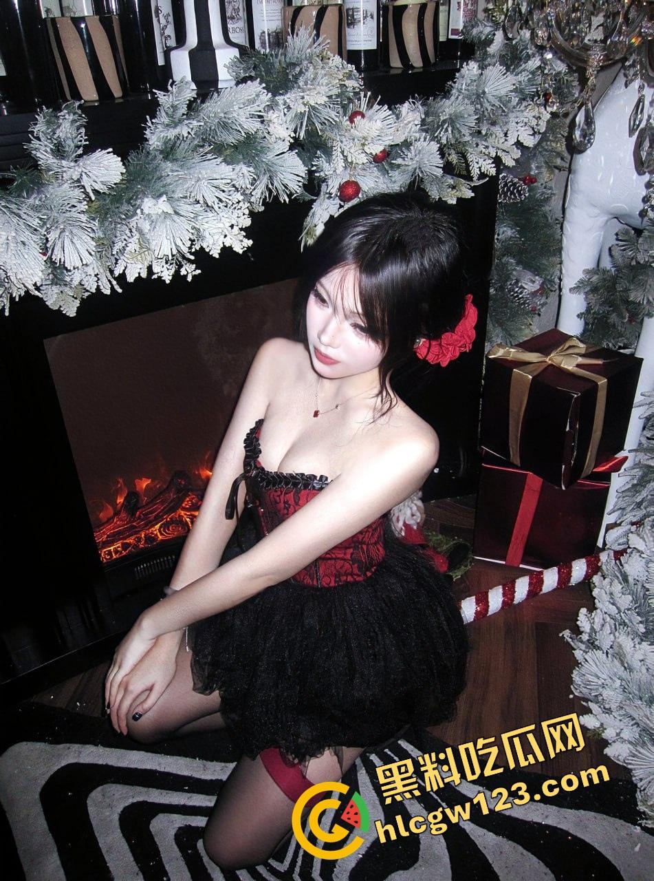 紧致干净的白虎逼，配上又肥又翘的大屁股，像是老天专门拿来装鸡巴用的，你说你忍得住？-4