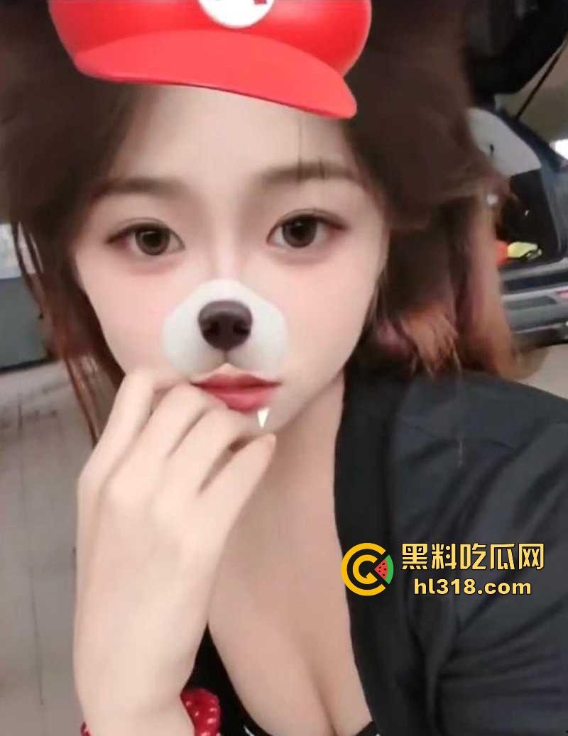 哈尔滨大学清纯女大【黄菲菲】调教视频流出，反差母狗趁室友熟睡拍露穴淫片，白色网袜为金主足交骚气满屏！-2