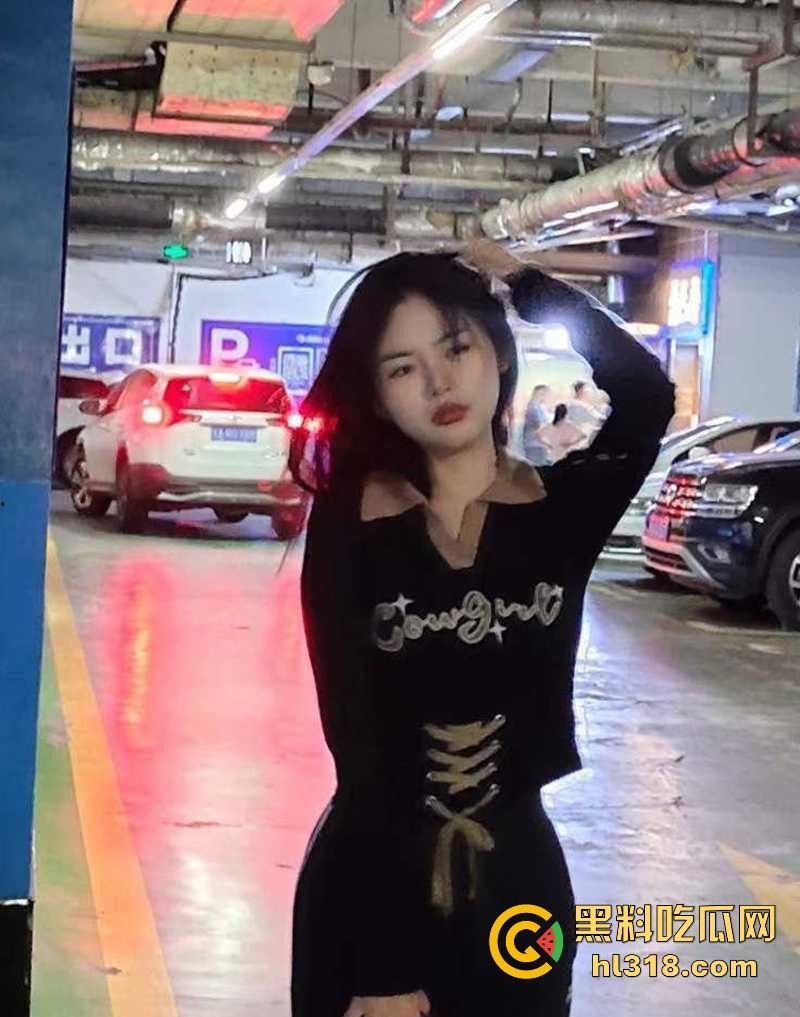 哈尔滨大学清纯女大【黄菲菲】调教视频流出，反差母狗趁室友熟睡拍露穴淫片，白色网袜为金主足交骚气满屏！-4