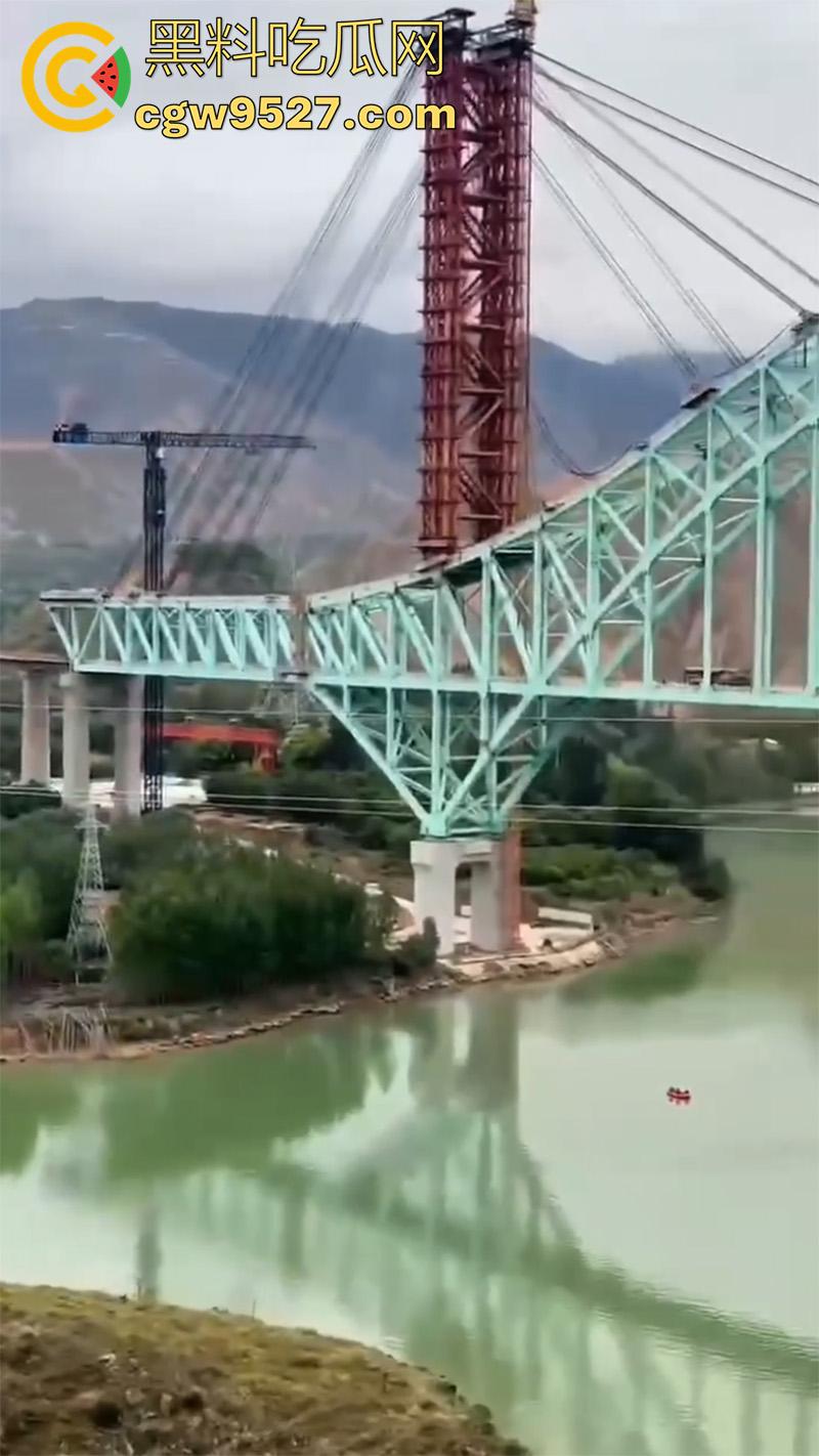 川青铁路青海段尖扎黄河特大桥，发生施工绳索断裂事故，已造成7人遇难9人失联，救援工作正在开展-7