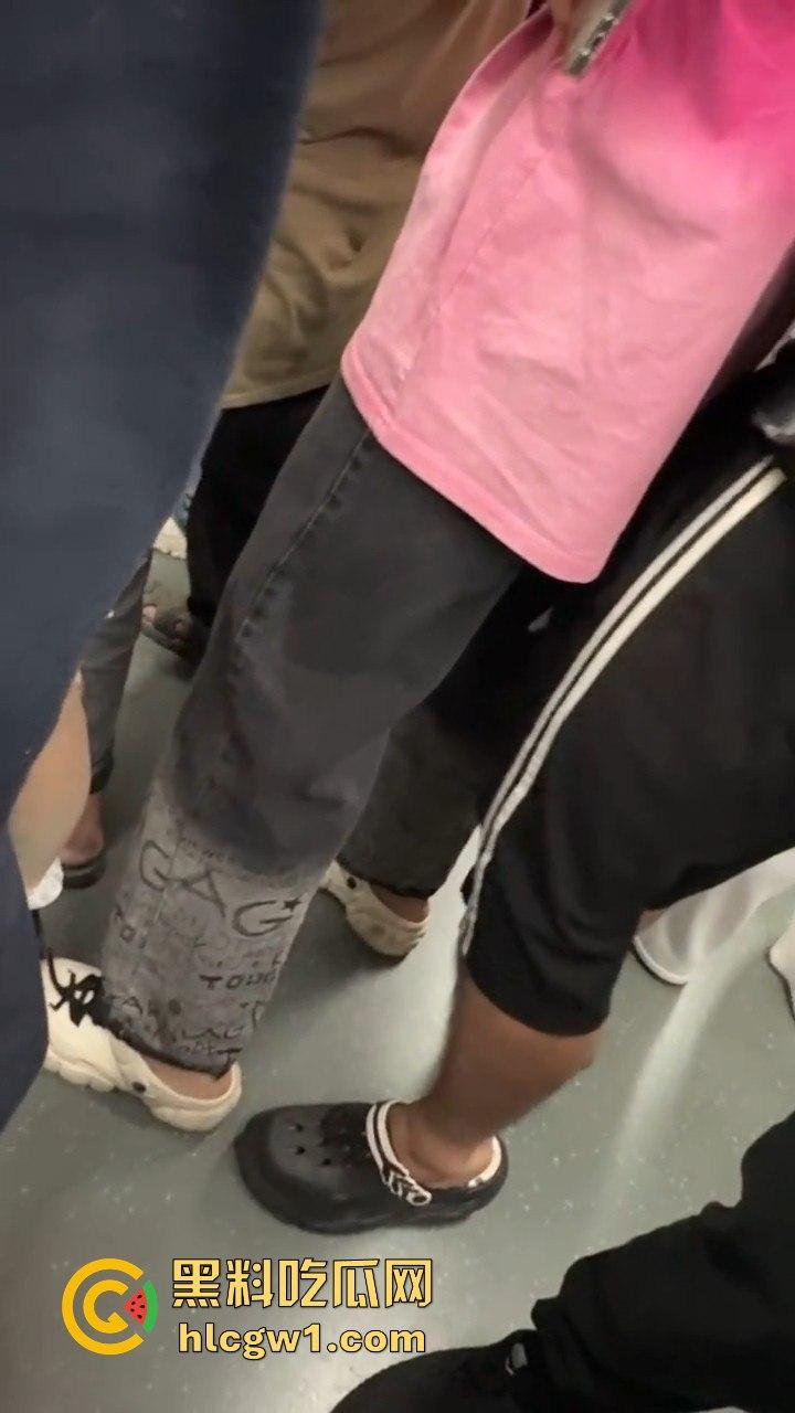 广州燕塘站猥琐佬地铁上演痴汉戏码,吓坏女生,最后被带去喝茶!-4