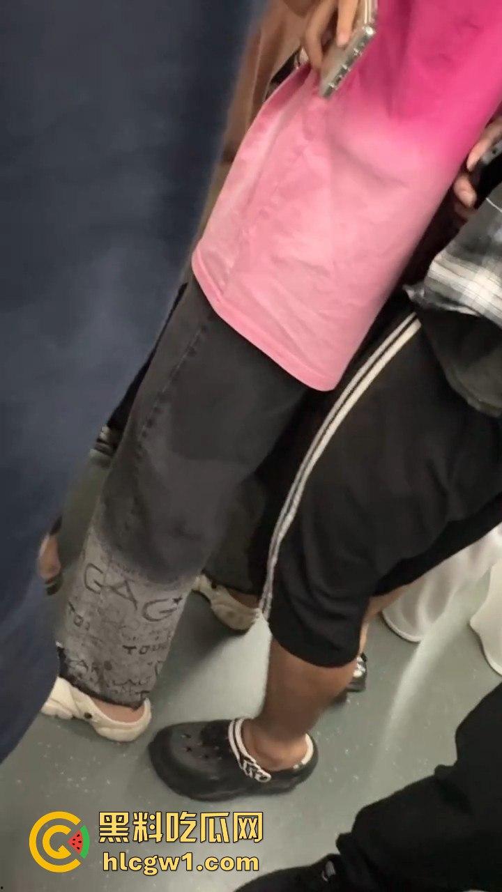 广州燕塘站猥琐佬地铁上演痴汉戏码,吓坏女生,最后被带去喝茶!-7