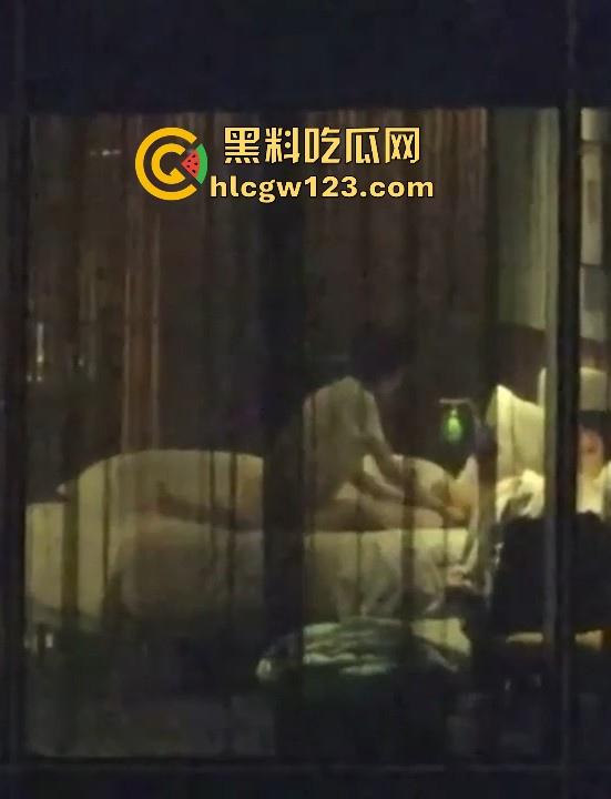 五星级酒店偷拍情侣做爱 长腿美女被按在窗前大力抽插 男友手机记录性爱视频 怎知对面楼瓜友也在记录！-2