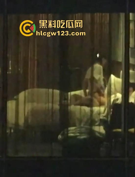 五星级酒店偷拍情侣做爱 长腿美女被按在窗前大力抽插 男友手机记录性爱视频 怎知对面楼瓜友也在记录！-3