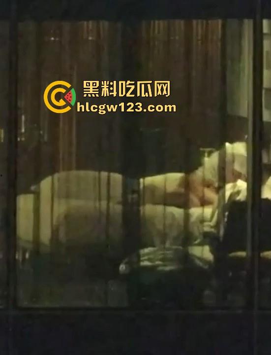 五星级酒店偷拍情侣做爱 长腿美女被按在窗前大力抽插 男友手机记录性爱视频 怎知对面楼瓜友也在记录！-4