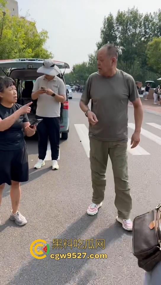 北京土豪大哥假期出游,偶遇路霸相逼停车怒骂,也不惯着他,从言语攻击到两边人马互殴,直至流血才停下!-7