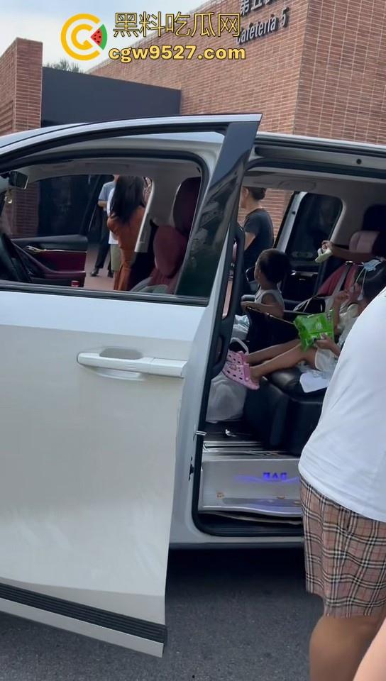 北京土豪大哥假期出游,偶遇路霸相逼停车怒骂,也不惯着他,从言语攻击到两边人马互殴,直至流血才停下!-10