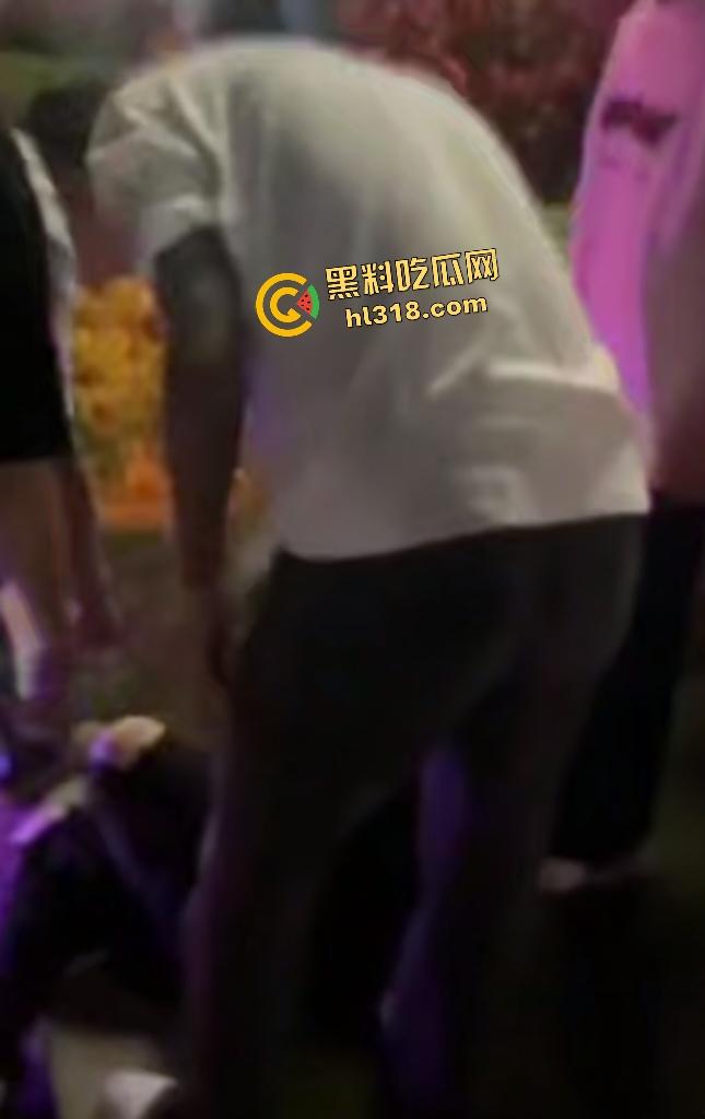 江西万载霸凌者反被群殴血溅当场!黄毛黑毛被打出心理阴影,棍子爆头血流不止,全靠路人打120急救!-2