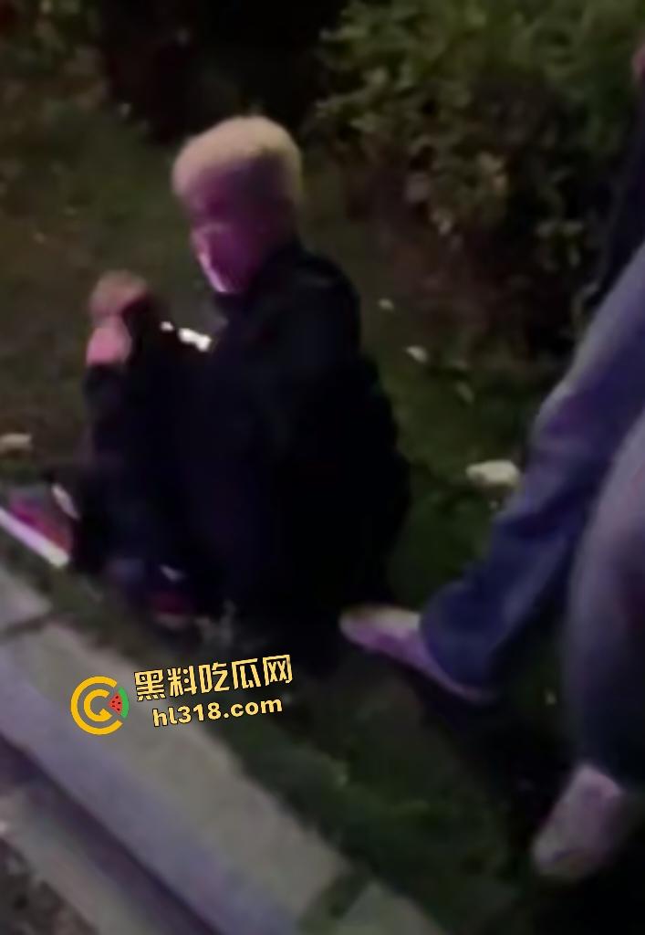 江西万载霸凌者反被群殴血溅当场!黄毛黑毛被打出心理阴影,棍子爆头血流不止,全靠路人打120急救!-4