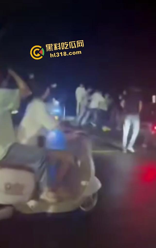 江西万载霸凌者反被群殴血溅当场!黄毛黑毛被打出心理阴影,棍子爆头血流不止,全靠路人打120急救!-5