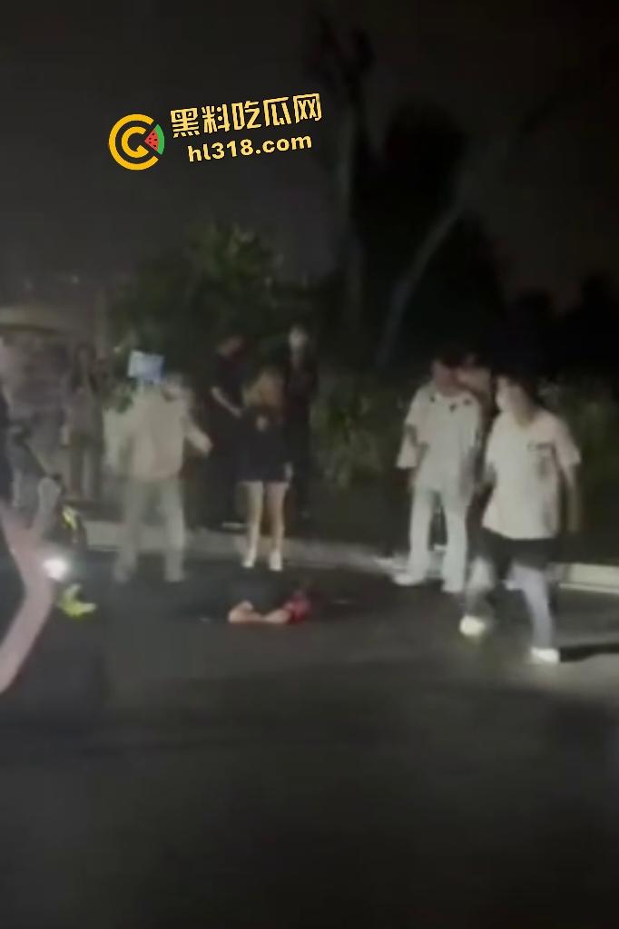 江西万载霸凌者反被群殴血溅当场!黄毛黑毛被打出心理阴影,棍子爆头血流不止,全靠路人打120急救!-6