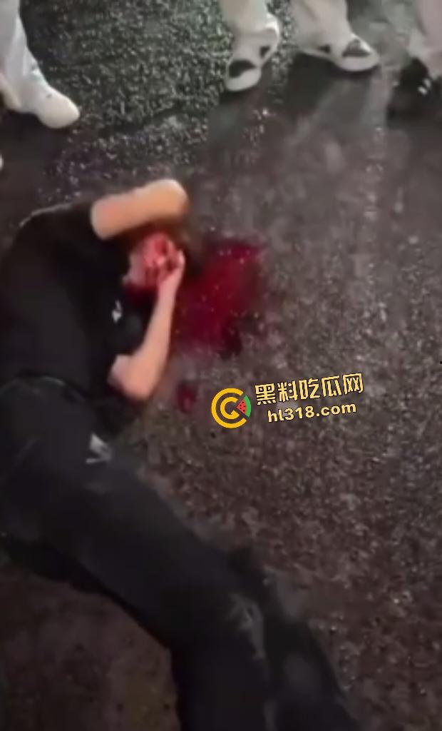 江西万载霸凌者反被群殴血溅当场!黄毛黑毛被打出心理阴影,棍子爆头血流不止,全靠路人打120急救!-7