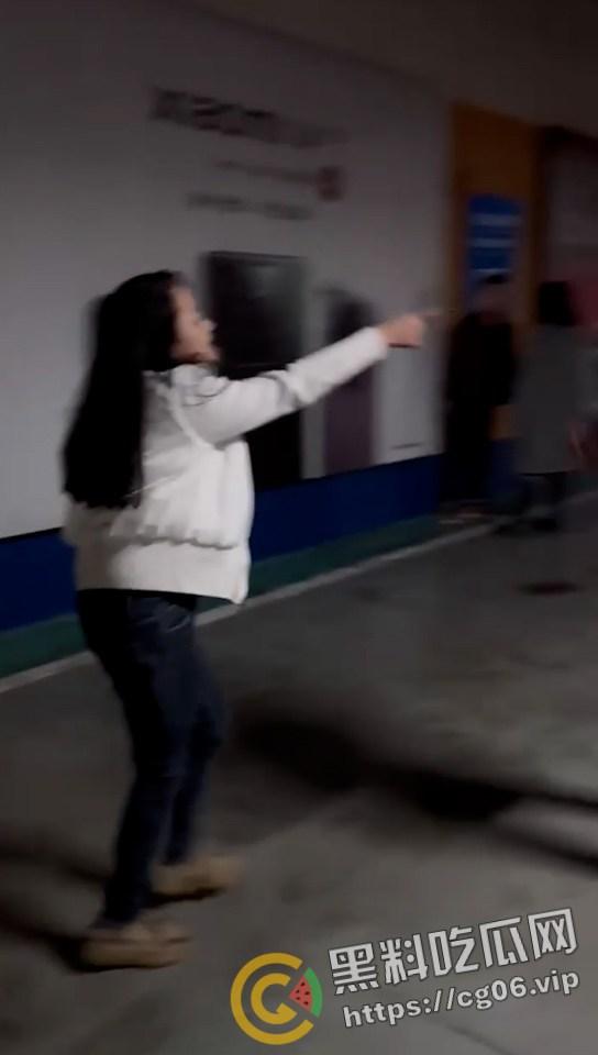 潍坊万达大瓜！地下车库捉奸 场面极其混乱 我带着闺蜜的出轨的老公去捉奸闺蜜和我的老公？-5