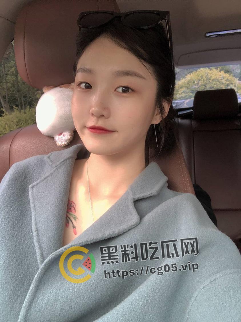 瓜友投稿！上海白领【刘悦】偷男人还上传到云相册被发现 时候还不承认 胸上的纹身都被舔变色了-4