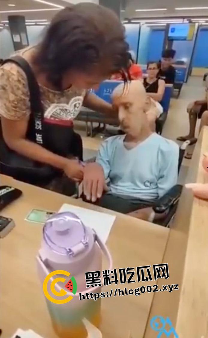 老登快醒醒 死了也要爆金币！巴西女子带已经去世的叔叔尸体去贷款 阎王爷都不敢这么玩-3