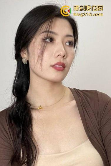 约炮极品美容院老板娘，巨乳翘臀性感人妻，拉到厕所就是一顿爆操强制吞精，这身材很难不爱！-2