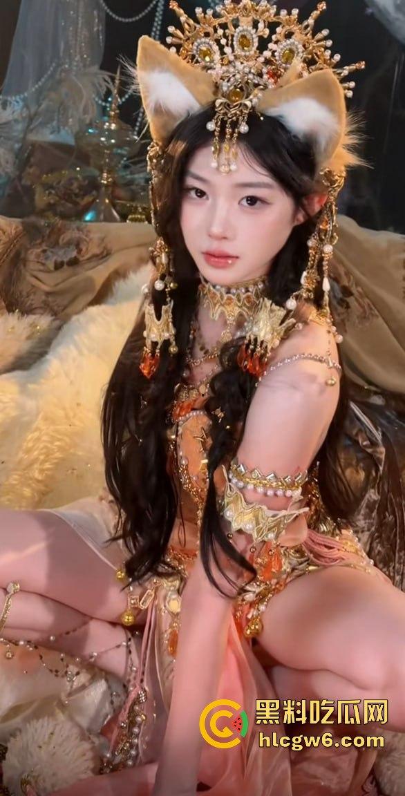 抖音376万粉丝网红『陈佳琪 』直播猫咪突然偷袭掀衣脱奶，白嫩巨乳一秒震撼全网，这意外太香了！-5