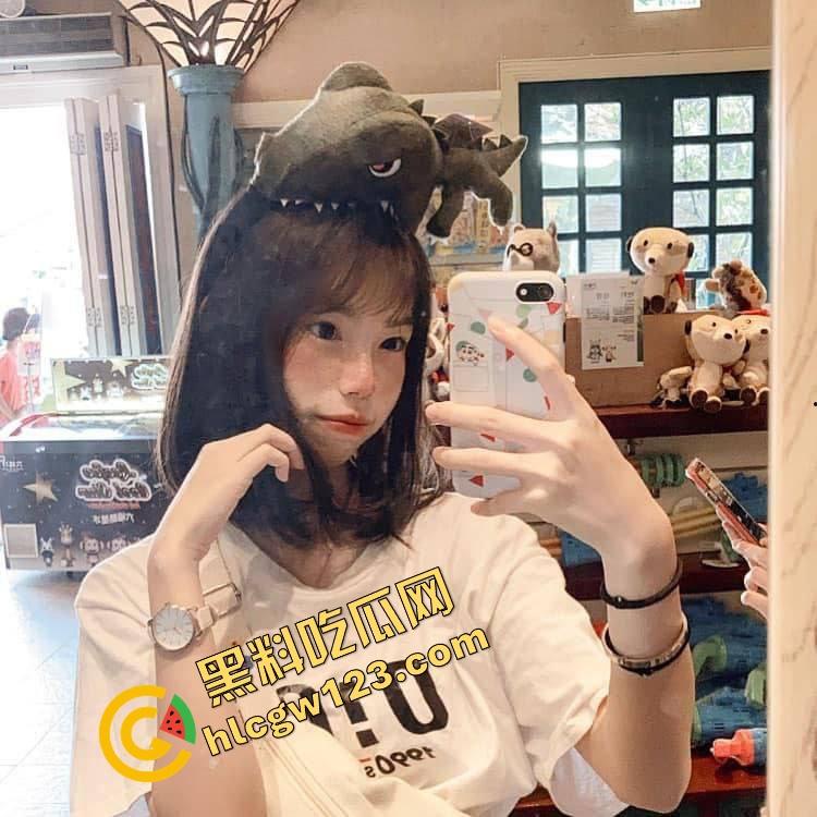 爸妈还在客厅看电视，弟弟偷偷溜进姐姐闺房强上亲姐，操的姐姐忍不住大叫...竟差点被爸妈发现！-3