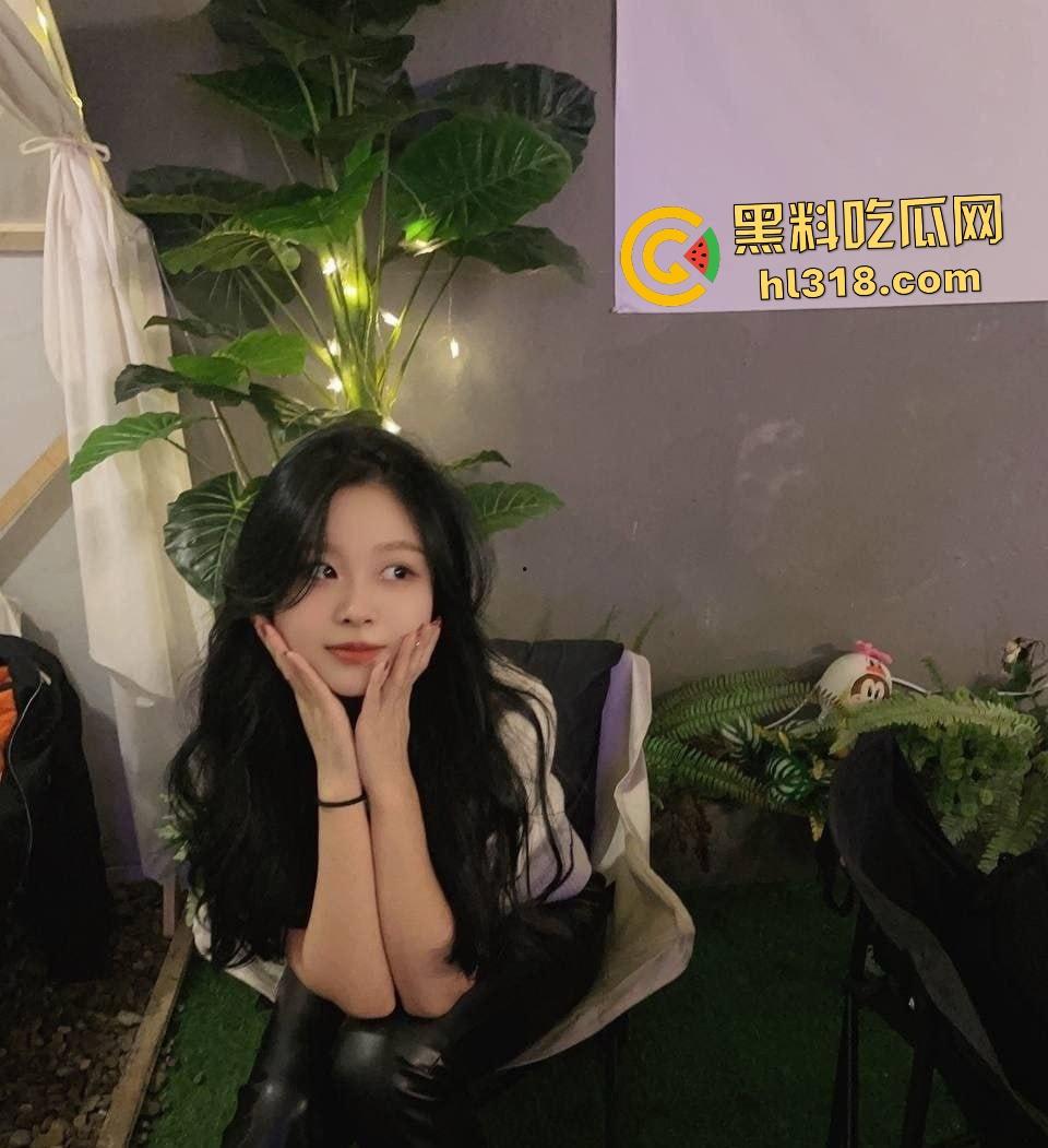 山西大学【王颖颖】激战男友!家中开逼挑逗开逼,穿黑丝吊带口交被鸡巴打脸,大学生玩得太野!-1