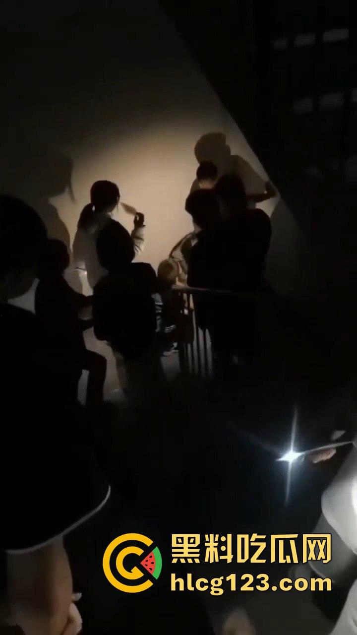 山西阳曲校园霸凌四五人围殴一女生,还威胁下跪?简直无法无天!-3