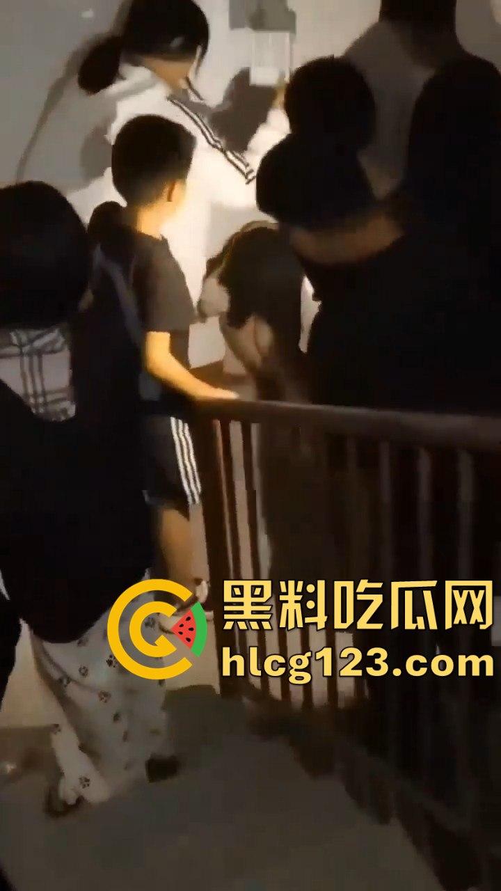 山西阳曲校园霸凌四五人围殴一女生,还威胁下跪?简直无法无天!-4