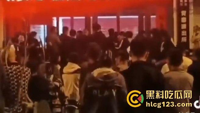 山西阳曲校园霸凌四五人围殴一女生,还威胁下跪?简直无法无天!-8