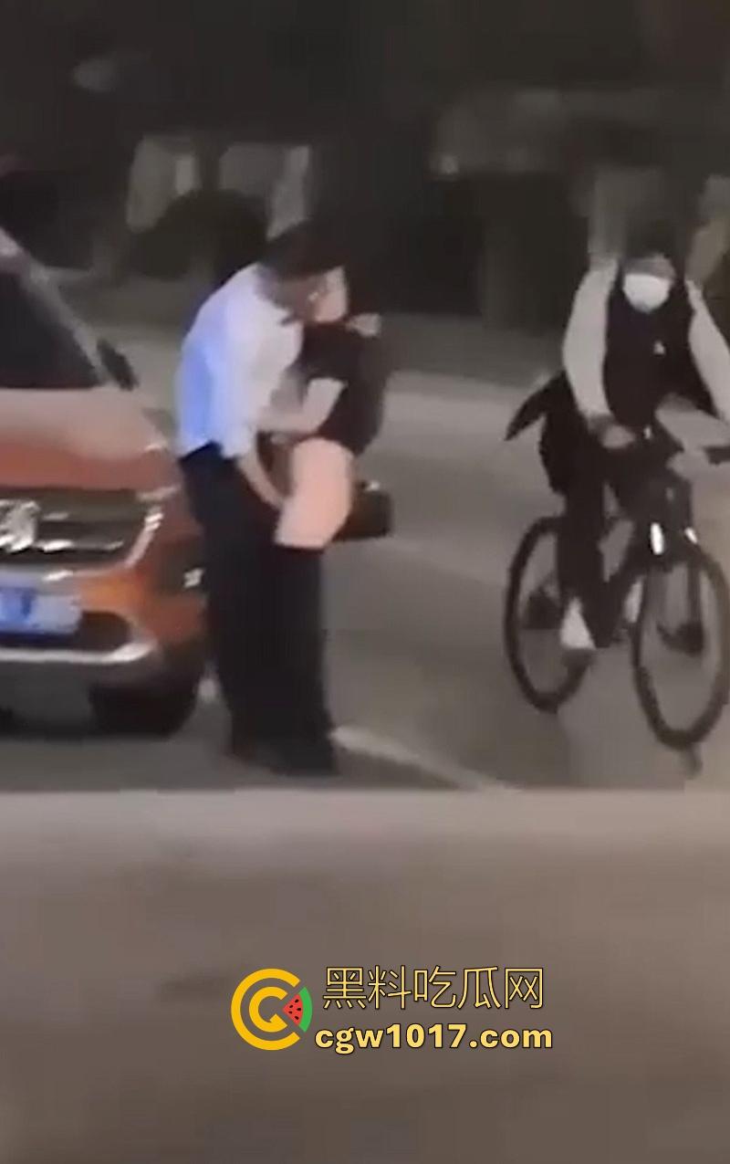 模糊的画质清晰的实力！不是哥们你喂了什么春药吗？这女的直接跟你在路边干了起来，直接脱衣扣了起来彻底放飞！-5