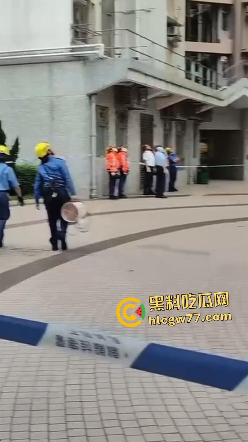 香港惊现蜘蛛侠，一男子顺高层水管爬行，据悉是情夫结果老公提前回家，老哥胆子真大啊！-3