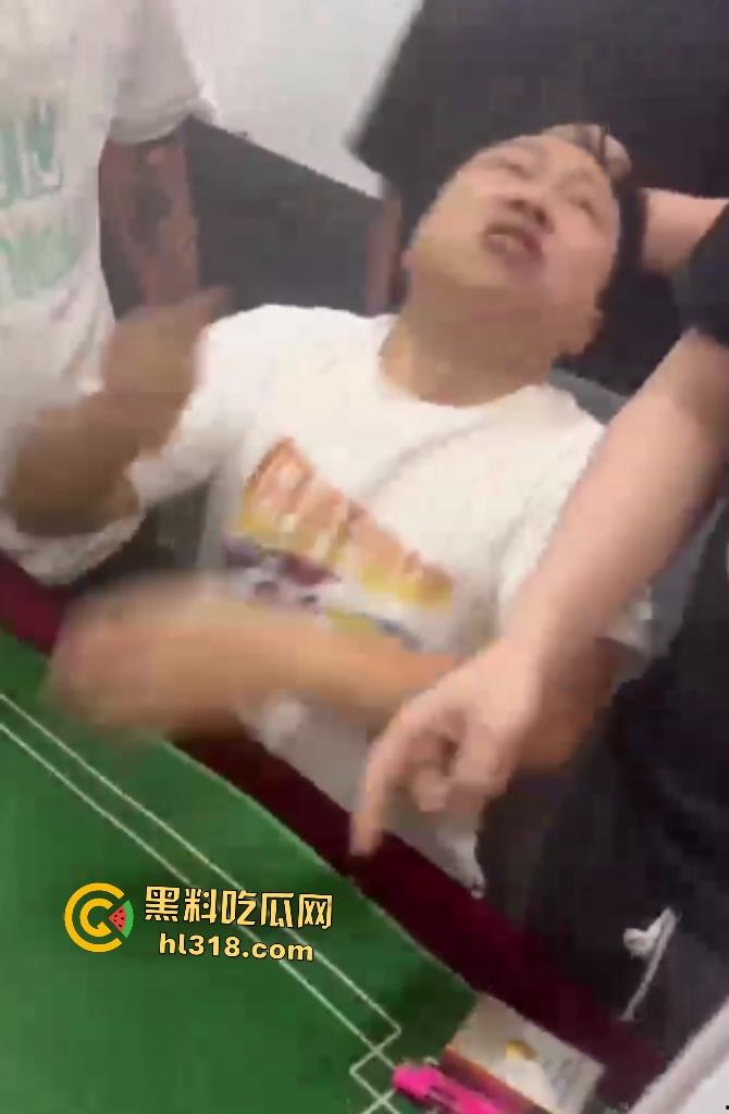 赌桌惊两男子出千被抓,隐形眼镜透视牌面暴露,兄弟被揍成猪头,屎都快打出来了!-2