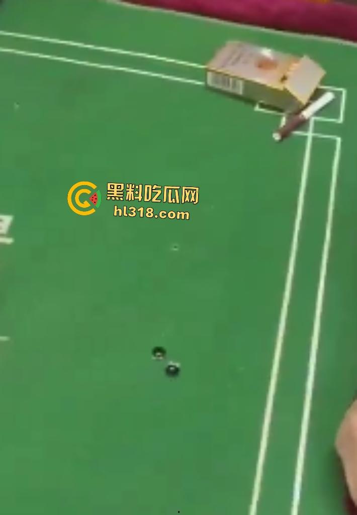 赌桌惊两男子出千被抓,隐形眼镜透视牌面暴露,兄弟被揍成猪头,屎都快打出来了!-7