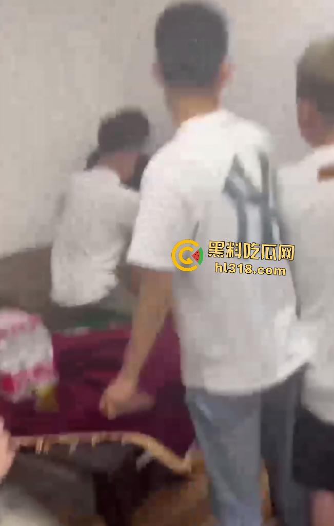 赌桌惊两男子出千被抓,隐形眼镜透视牌面暴露,兄弟被揍成猪头,屎都快打出来了!-8