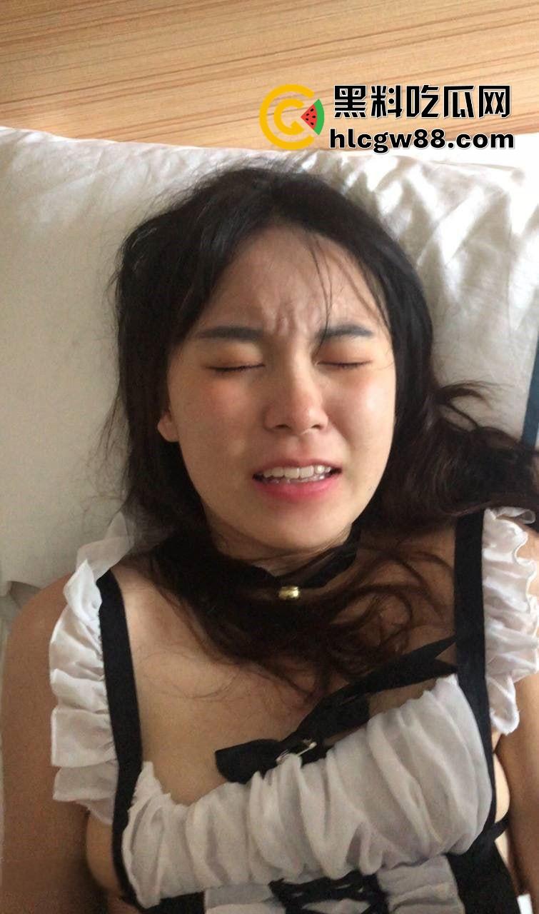 福州妹子【孙雪】周日穿女仆装被按在窗户边趴着被猛操,射完还主动舔干净,男友连操数小时无套爆射!-1