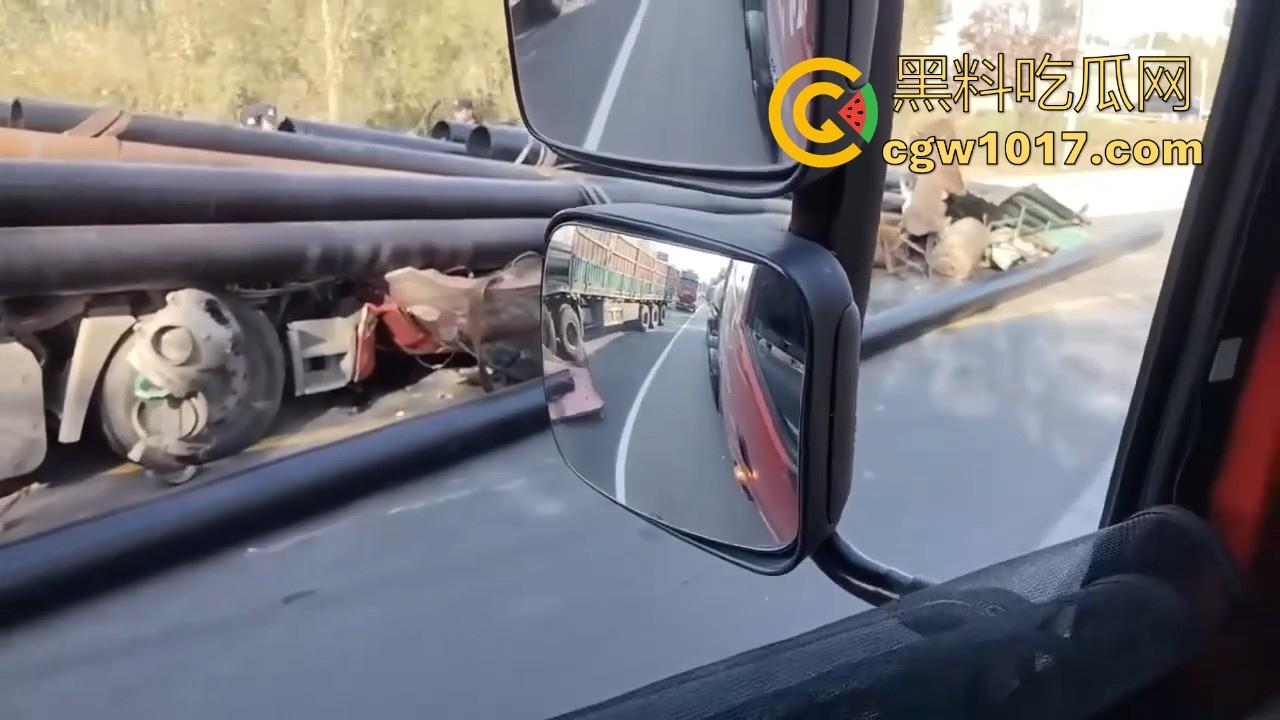 聊城高唐固河段发生重大车祸,大卡车拉钢管,一个急刹驾驶室都没了,好恐怖啊,不知道人有事没!-2