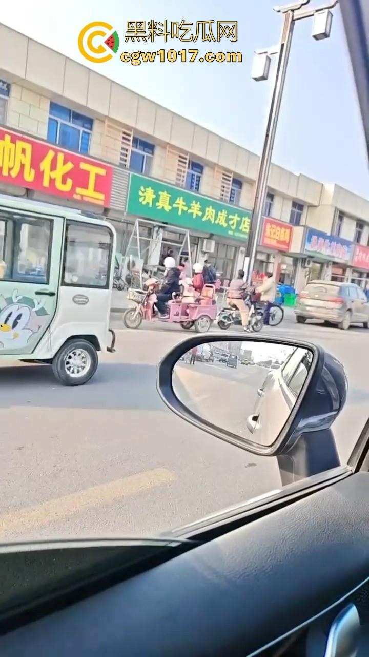 聊城高唐固河段发生重大车祸,大卡车拉钢管,一个急刹驾驶室都没了,好恐怖啊,不知道人有事没!-7