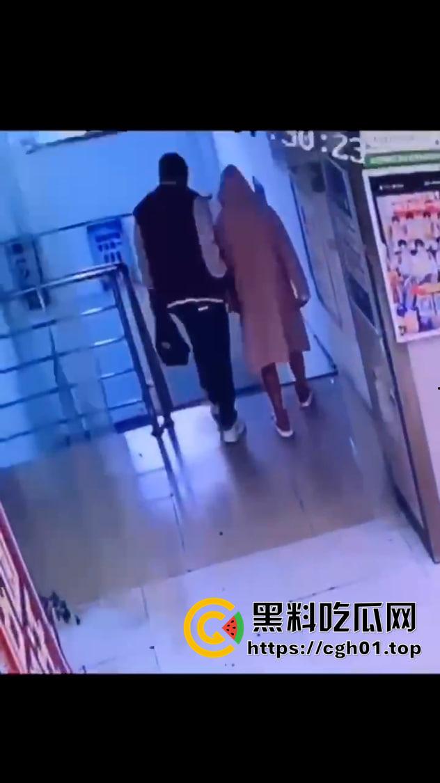 汉口学院情侣厕所产子弃垃圾桶 小孩上来就是地狱开局 现场监控画面流出-4