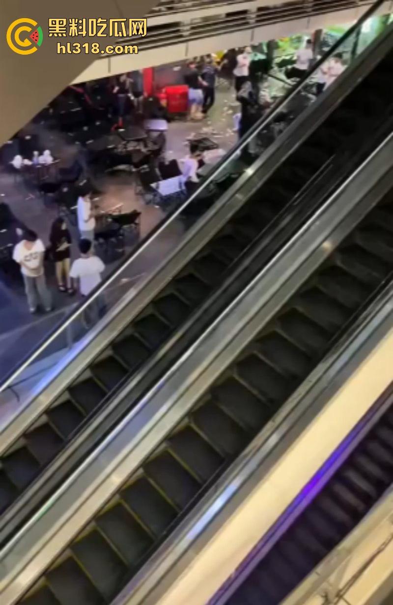 广东汕头精神小伙吃饭发生冲突，双方人马激烈火拼，桌椅板凳齐上阵，上演现实版古惑仔！-1