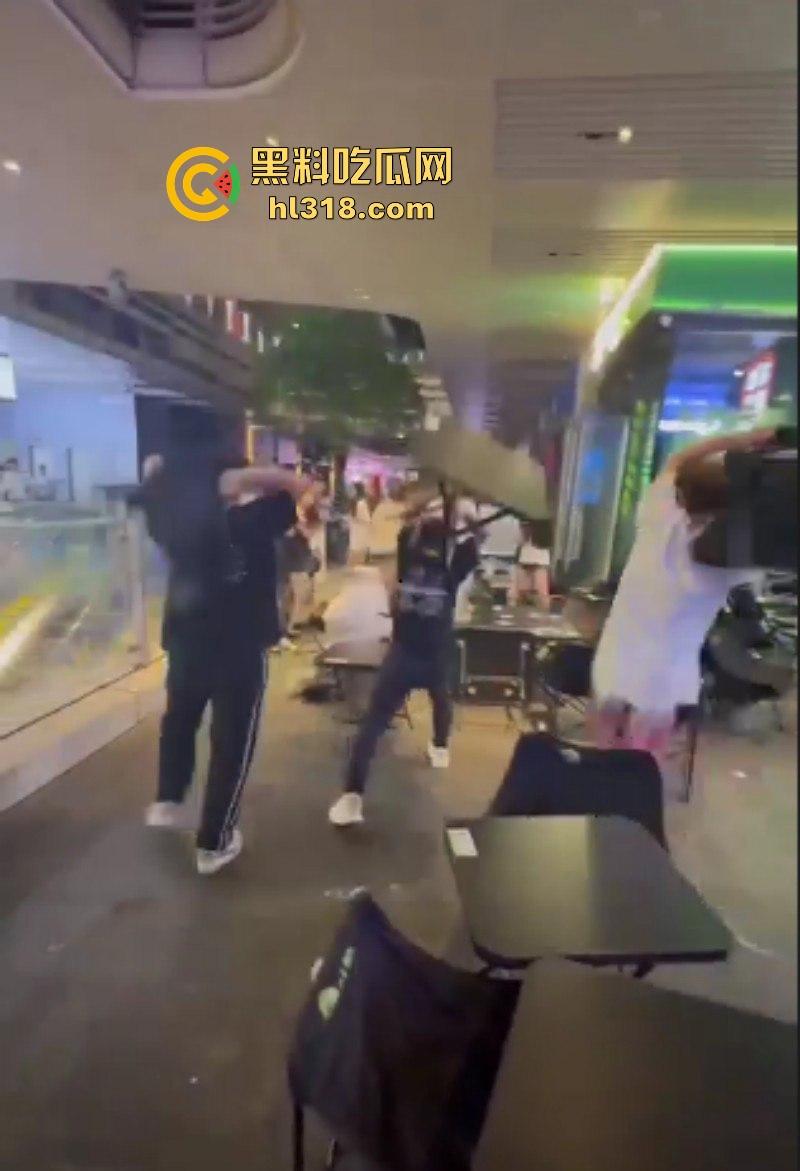 广东汕头精神小伙吃饭发生冲突，双方人马激烈火拼，桌椅板凳齐上阵，上演现实版古惑仔！-2