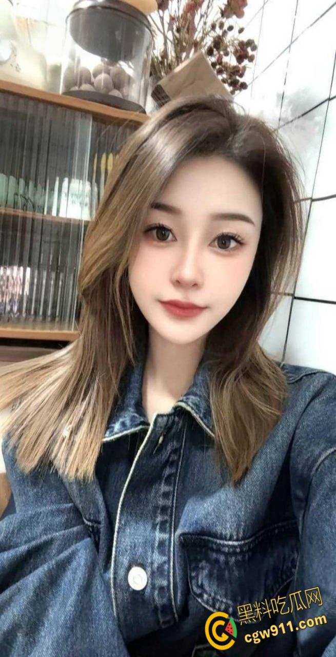 四川成都清纯女友【成佳怡】，与男友异地露脸裸聊视频，双手轻揉白嫩美乳，白虎嫩穴粉嫩多汁！-4