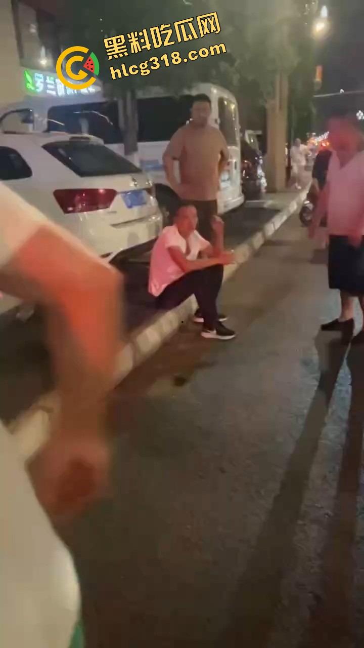 彭山老毕登抖音撩小妹妹，酒店门口被亲爹堵住一顿胖揍，老色胚当场趴窝，路人全程围观叫好！-10