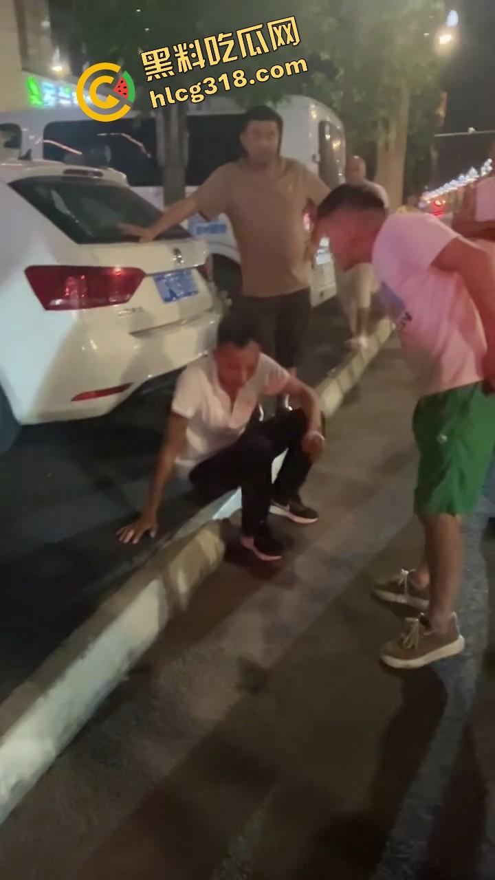 彭山老毕登抖音撩小妹妹，酒店门口被亲爹堵住一顿胖揍，老色胚当场趴窝，路人全程围观叫好！-11