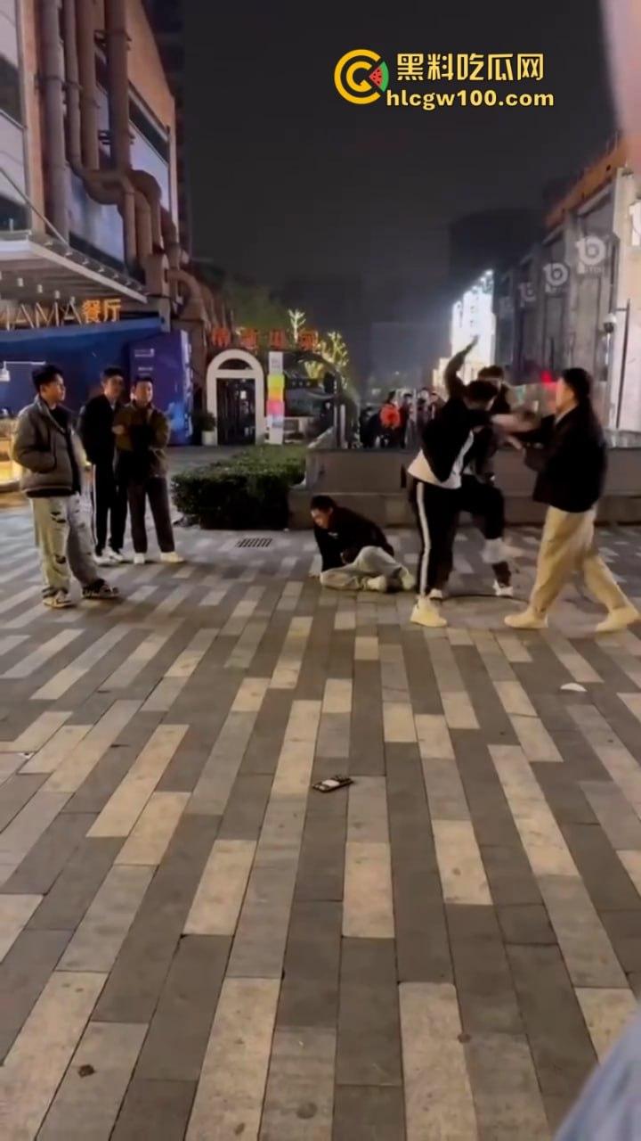 成都男gay为爱冲锋 一群骚肛大混战 渣男为护男三爆打原配 捅过的菊花说忘就忘了吗？-12