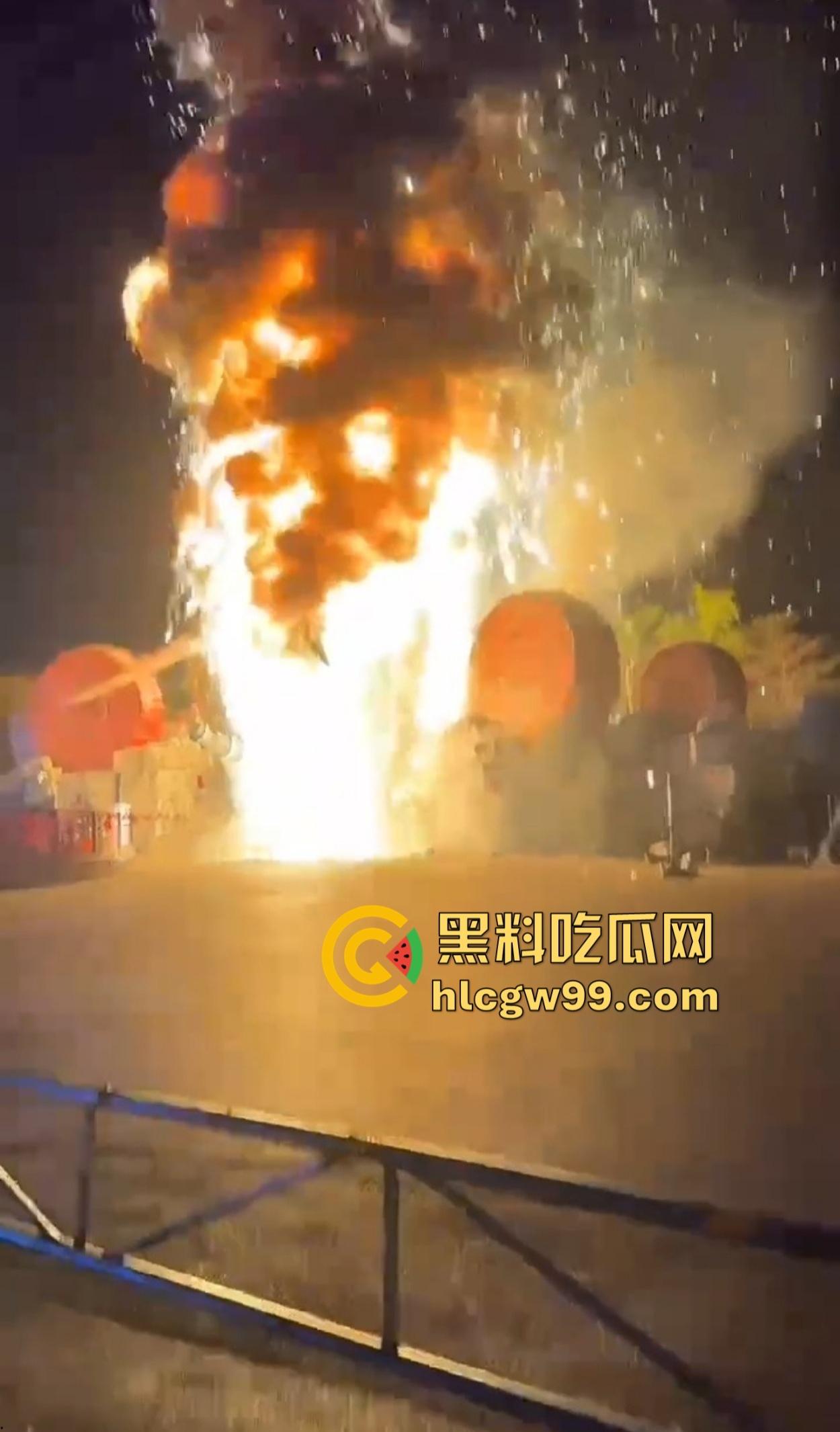 南宁除夕夜打铁花表演现场突发大火 观众还以为是特效 结果真烧起来了！-1