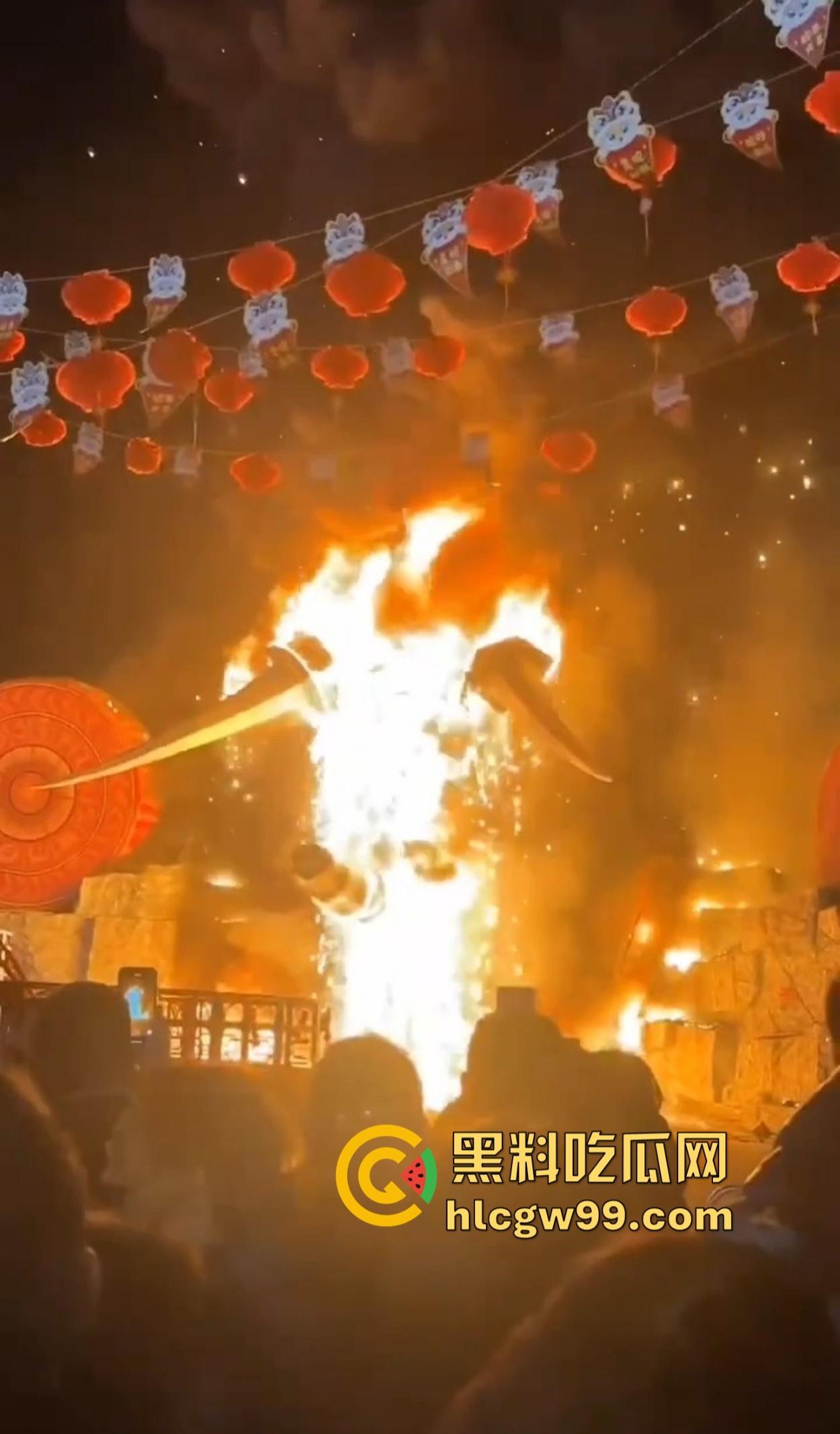 南宁除夕夜打铁花表演现场突发大火 观众还以为是特效 结果真烧起来了！-2