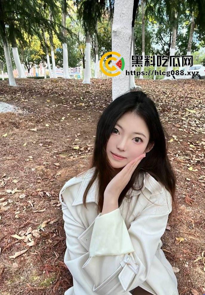 重庆蜜桃臀骚妻【武思思】偷情大瓜，单位领导无套后入操翻天，开档黑丝大屁股被内射，老公头顶绿得发光！-2