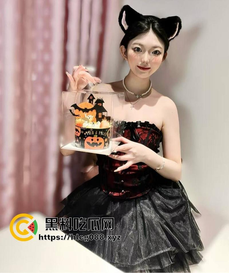 重庆蜜桃臀骚妻【武思思】偷情大瓜，单位领导无套后入操翻天，开档黑丝大屁股被内射，老公头顶绿得发光！-4