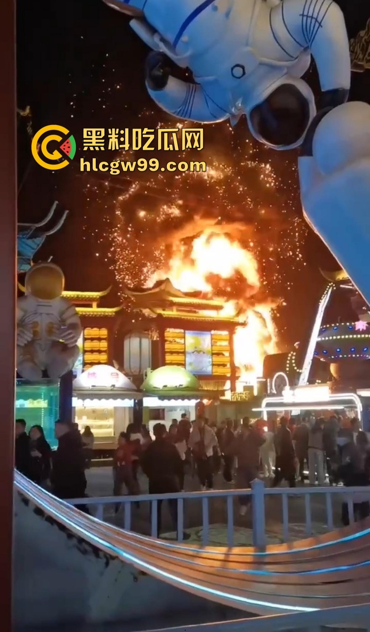 南宁除夕夜打铁花表演现场突发大火 观众还以为是特效 结果真烧起来了！-9
