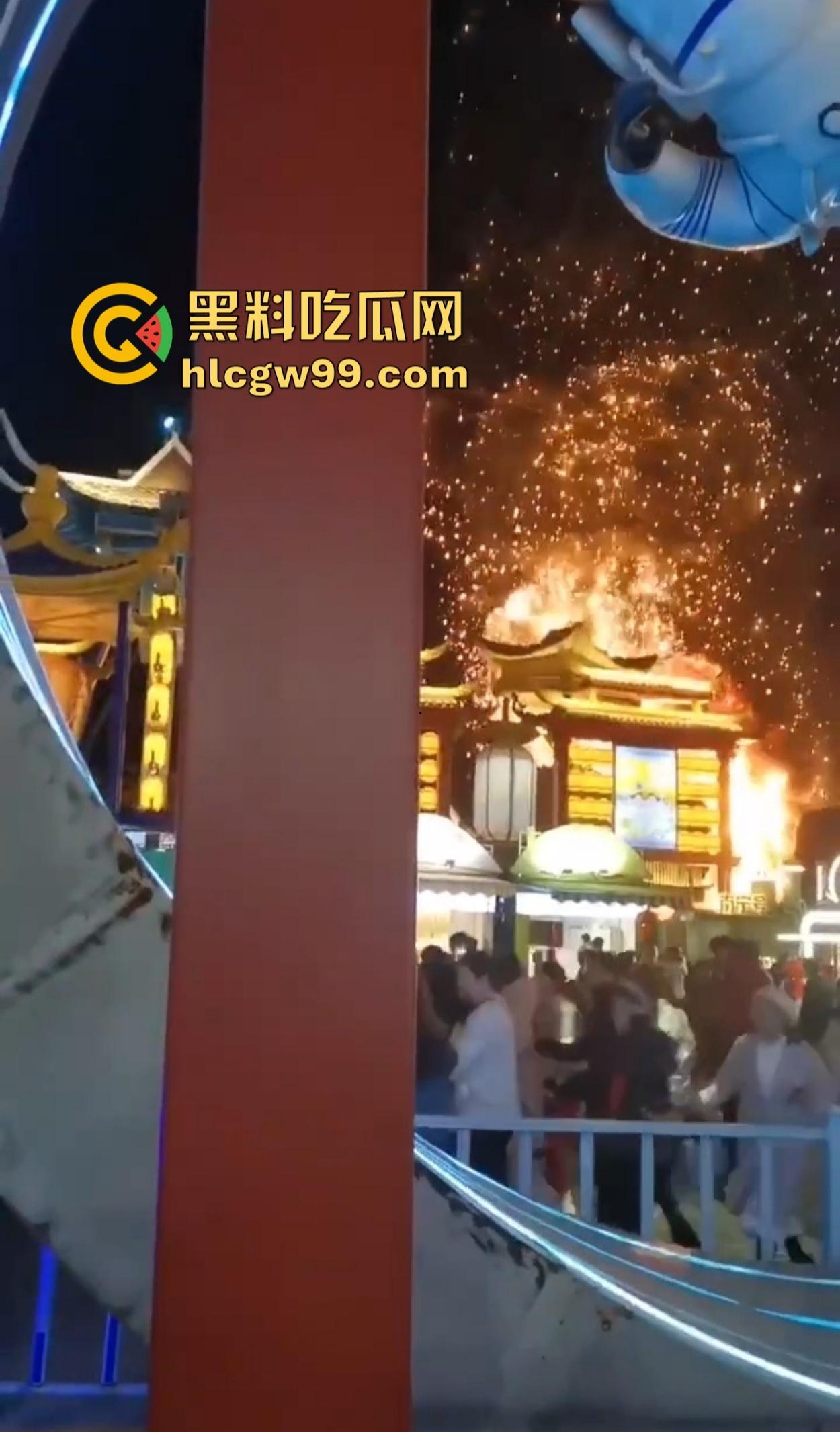 南宁除夕夜打铁花表演现场突发大火 观众还以为是特效 结果真烧起来了！-10