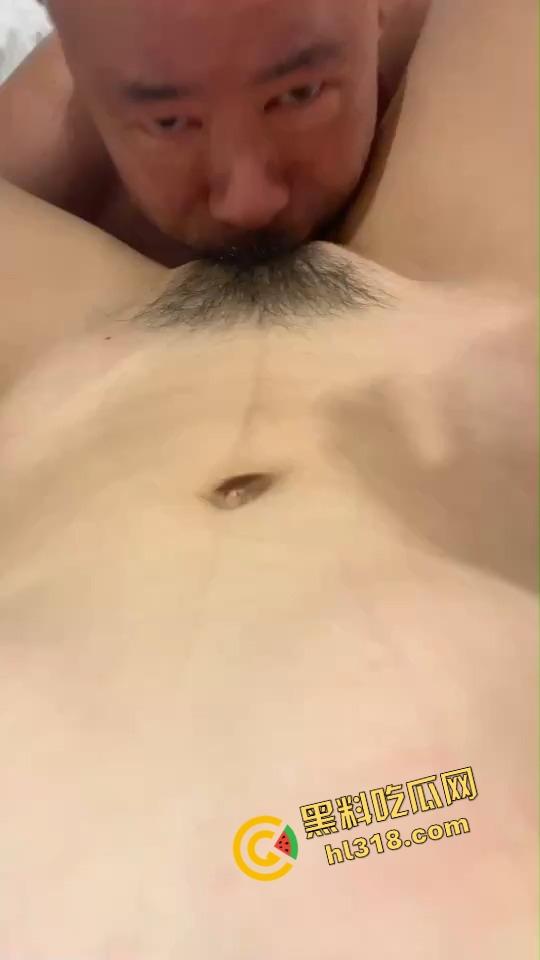 健身房光头大哥化身海鲜大师，深夜专场舔鲍如品刺身，身板硬朗手法老道，女学员都被他舔到腿软！-11